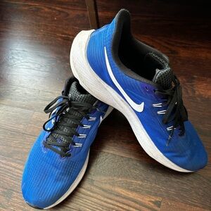Nike Pegasus 39 blue with white swoosh size 11.5